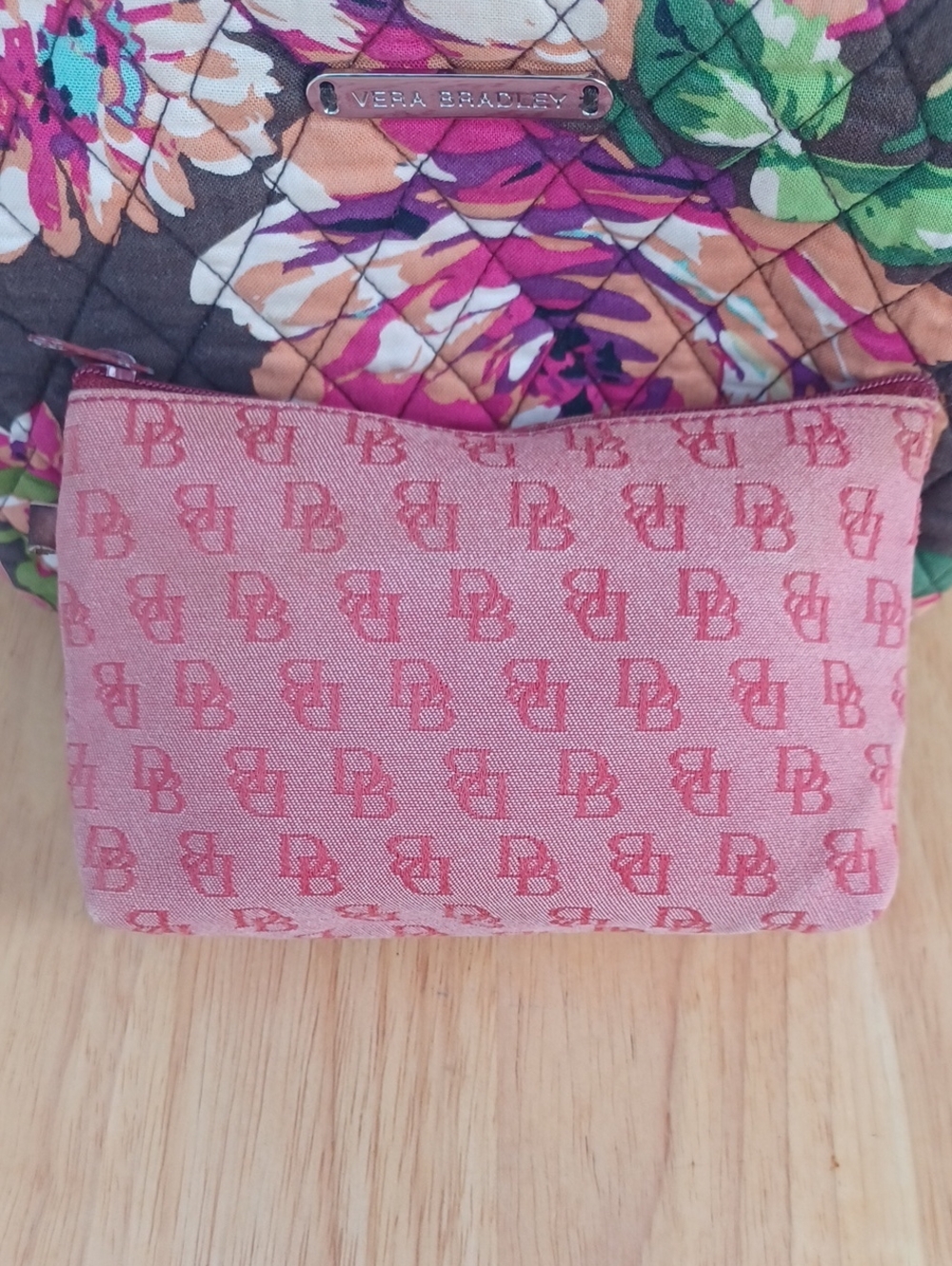 LOT OF 5 - Vera Bradley, Dooney & Bourke & Betsey Johnson Wallets / Cases - Picture 14 of 17